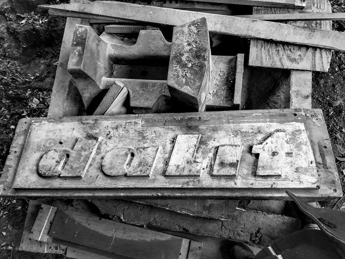 Sve mrtve fabrike liče jedna na drugu. I sve su ubijene na vrlo sličan način